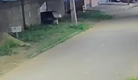 Apenado é morto a tiros dentro de casa após criminosos derrubarem portão em Porto Velho