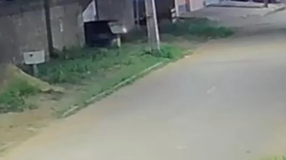 Apenado é morto a tiros dentro de casa após criminosos derrubarem portão em Porto Velho
