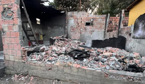Mãe perde tudo após incêndio destruir casa em Manaus; campanha busca ajudar família