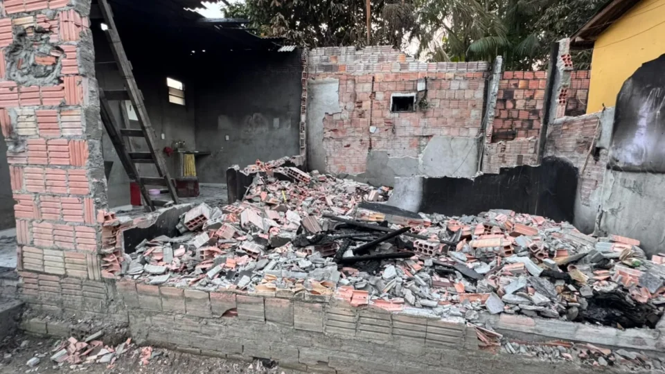 Mãe perde tudo após incêndio destruir casa em Manaus; campanha busca ajudar família