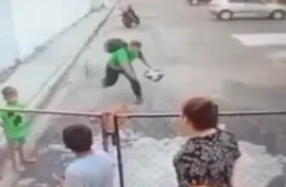 VEJA VÍDEO: Homem joga pedra contra cachorro e objeto passa perto de crianças em Manaus