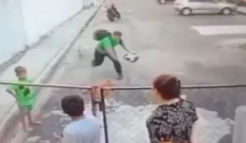 VEJA VÍDEO: Homem joga pedra contra cachorro e objeto passa perto de crianças em Manaus