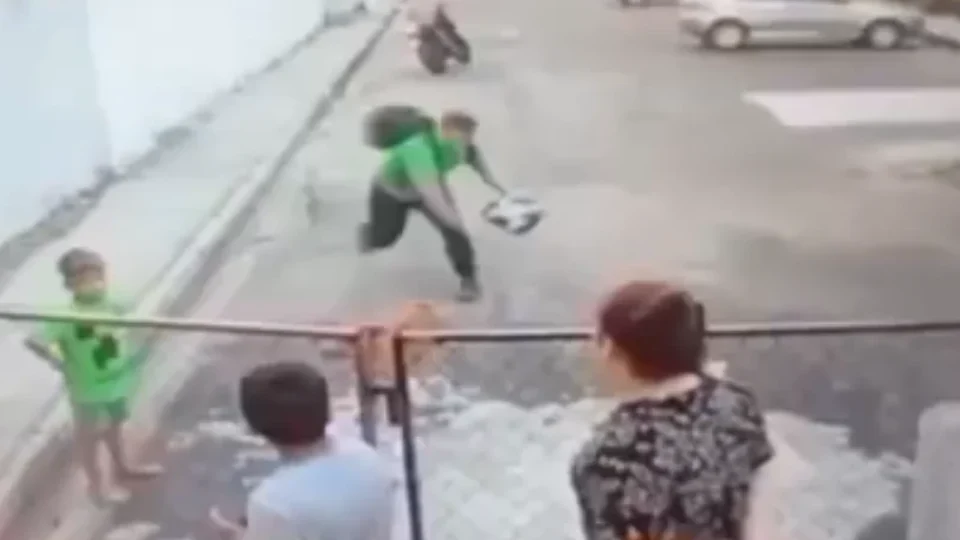 VEJA VÍDEO: Homem joga pedra contra cachorro e objeto passa perto de crianças em Manaus