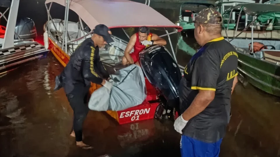 Pescador de 65 anos morre após canoa naufragar no Lago do Macurany, em Parintins