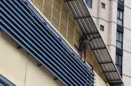 Homem suspeito de roubar celular de funcionária se esconde em telhado de escola e acaba preso em Manaus