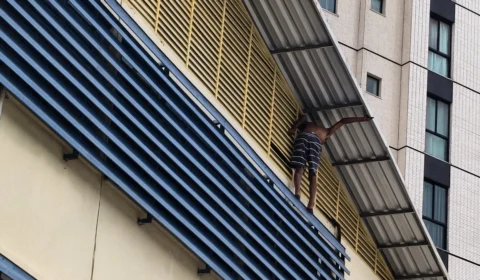 Homem suspeito de roubar celular de funcionária se esconde em telhado de escola e acaba preso em Manaus