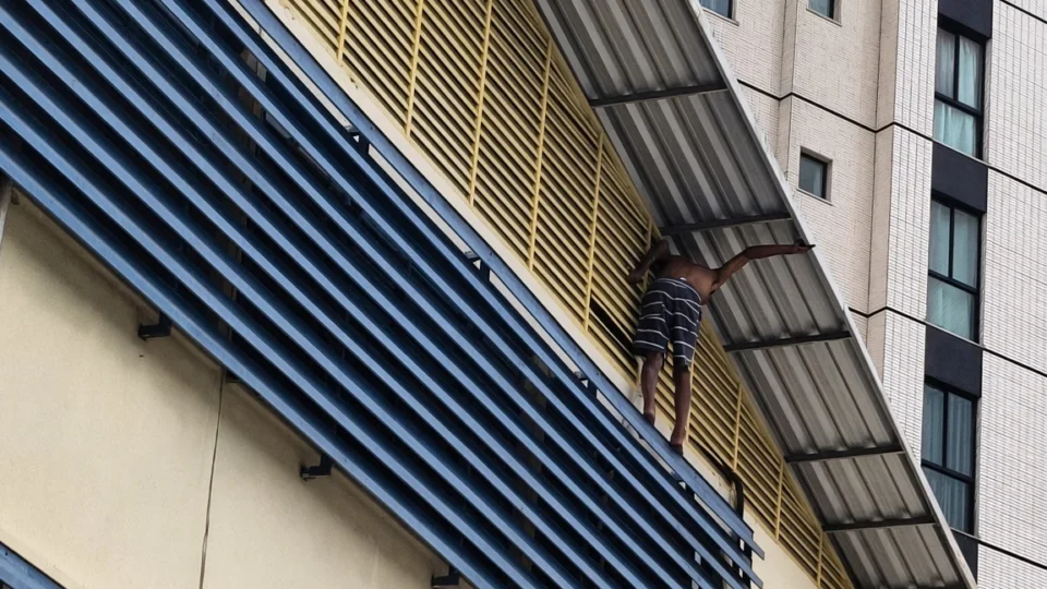 Homem suspeito de roubar celular de funcionária se esconde em telhado de escola e acaba preso em Manaus