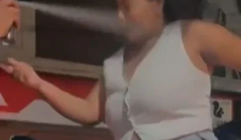 Vídeo forte: mulher tenta impedir remoção de moto e é atingida por spray de pimenta no rosto