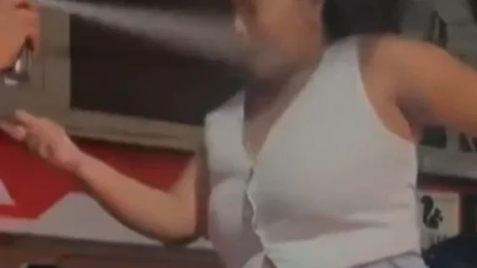 Vídeo forte: mulher tenta impedir remoção de moto e é atingida por spray de pimenta no rosto