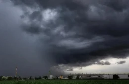 Tempestade com granizo assusta moradores e cobre carros de pedras de gelo em Rondônia