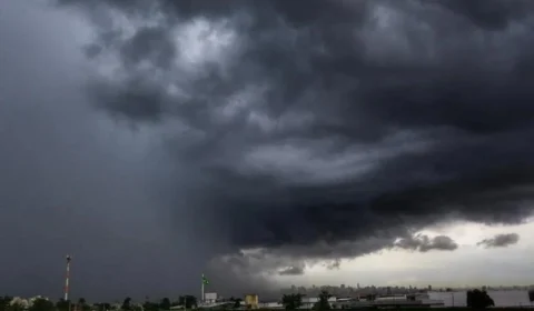 Tempestade com granizo assusta moradores e cobre carros de pedras de gelo em Rondônia