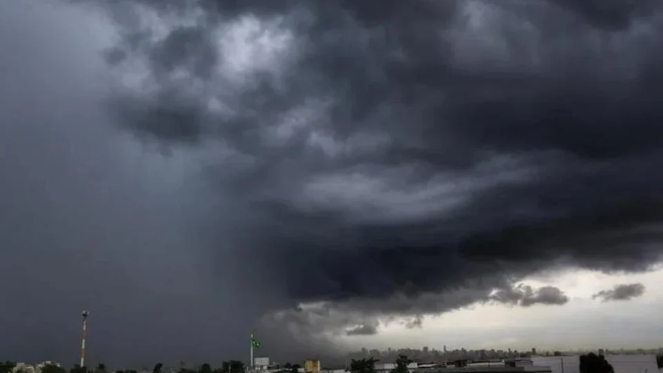 Tempestade com granizo assusta moradores e cobre carros de pedras de gelo em Rondônia