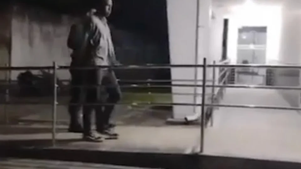 Homem que entrava em ônibus e intimidava passageiros é preso pela PM; ele tinha mandado em aberto