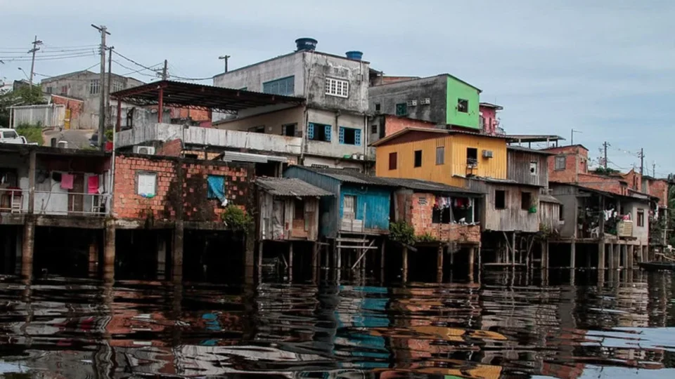 55,8% da população de Manaus vive em favelas e estudo defende novo modelo de crescimento urbano