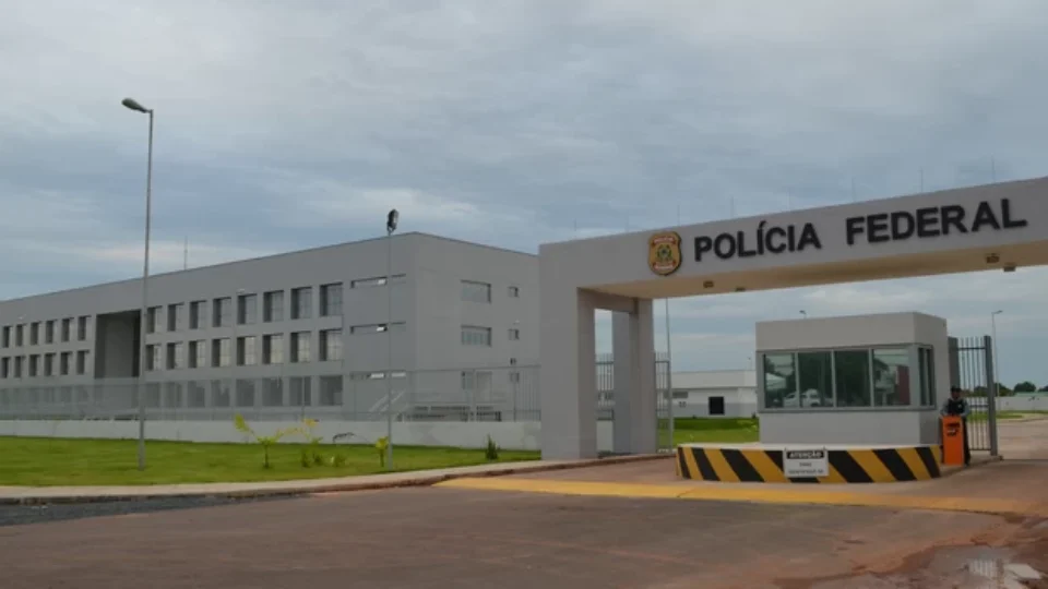 Polícia Federal cumpre mandados em Boa Vista contra grupo suspeito de promover migração ilegal