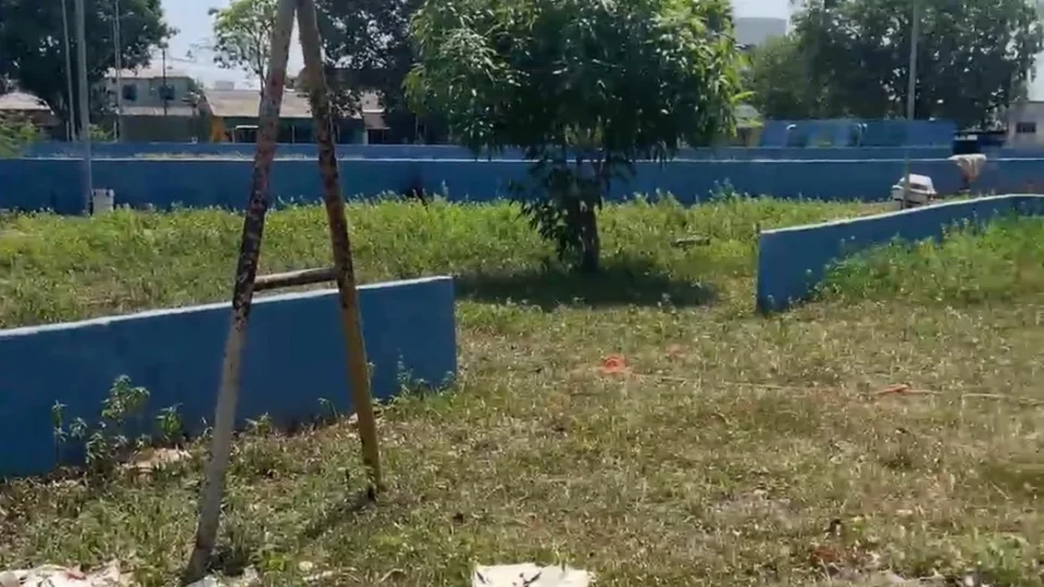 Mato alto, insegurança e abandono: praça da poli foi esquecida pelo poder público em Porto Velho