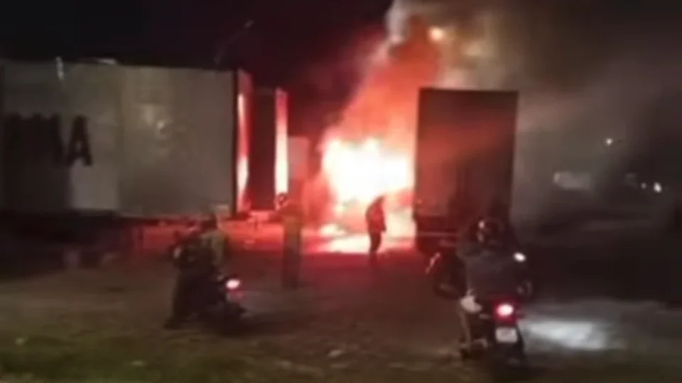VÍDEO | Veículo pega fogo dentro de posto de combustíveis em Belém