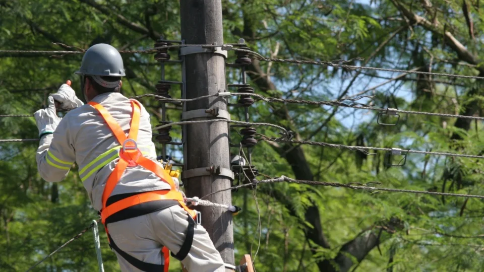 Seis bairros terão energia desligada nesta terça-feira; veja se sua rua será afetada