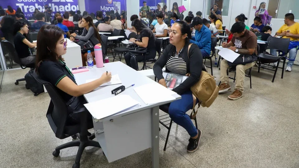 Megafeirão reúne 25 empresas e oferece 2 mil vagas de emprego em Manaus