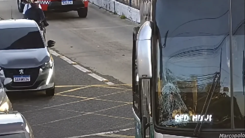 VIOLÊNCIA | Ciclista morre em acidente com ônibus e causa interdição no trânsito