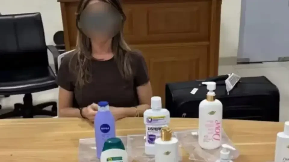 Brasileira é presa ao desembarcar na Indonésia com droga escondida em xampus