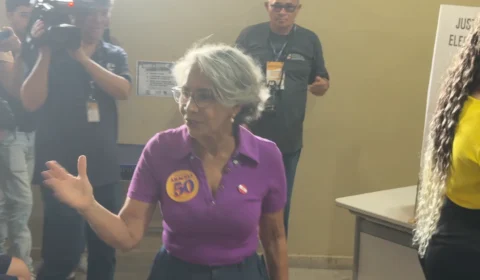 ELEIÇÕES 2026 | Candidata Araceli Lemos (PSOL) vota em escola na Avenida Augusto Montenegro durante as eleições