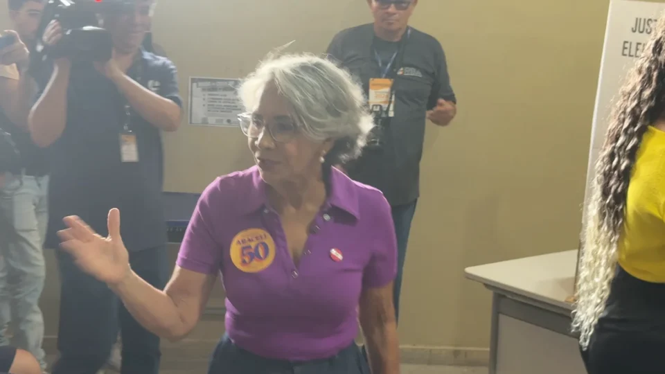 ELEIÇÕES 2026 | Candidata Araceli Lemos (PSOL) vota em escola na Avenida Augusto Montenegro durante as eleições