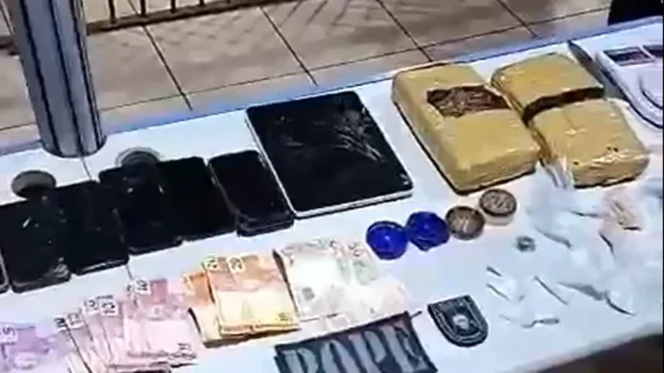 Cinco são presos e um adolescente é apreendido com maconha e cocaína na zona Leste