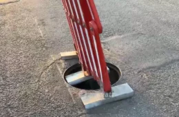 Gari se machuca após cair em buraco de esgoto sem tampa em Boa Vista