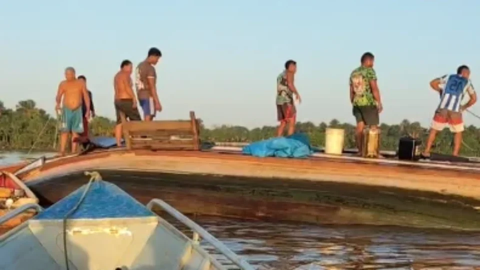 Barco com equipamentos de festival gospel naufraga no Pará