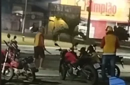 VEJA O VÍDEO | Mototaxista puxa terçado durante briga