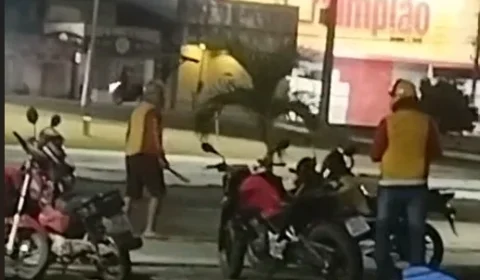 VEJA O VÍDEO | Mototaxista puxa terçado durante briga