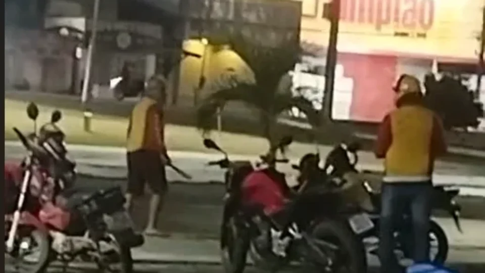 VEJA O VÍDEO | Mototaxista puxa terçado durante briga