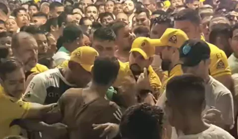 VEJA O VÍDEO | Tentativa de cortar corda provoca atraso durante a Trasladação de Nossa Senhora de Nazaré