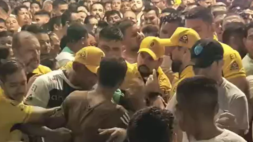 VEJA O VÍDEO | Tentativa de cortar corda provoca atraso durante a Trasladação de Nossa Senhora de Nazaré