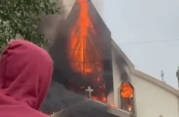 VEJA O VIDEO | Igreja é atingida por incêndio após missa no Sul de Santa Catarina