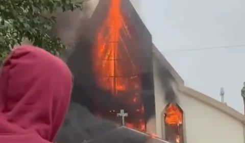 VEJA O VIDEO | Igreja é atingida por incêndio após missa no Sul de Santa Catarina