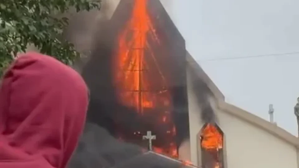 VEJA O VIDEO | Igreja é atingida por incêndio após missa no Sul de Santa Catarina