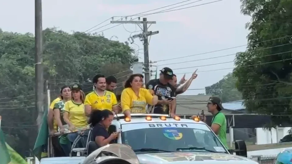 Carreata reúne apoiadores de Flávio Bolsonaro e Maria do Carmo em Manaus