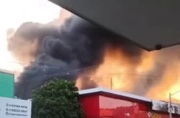 VEJA O VÍDEO| Incêndio atinge farmácia e loja de tecidos