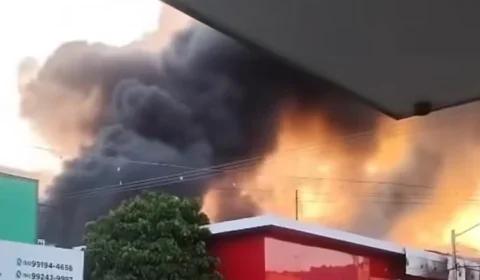 VEJA O VÍDEO| Incêndio atinge farmácia e loja de tecidos