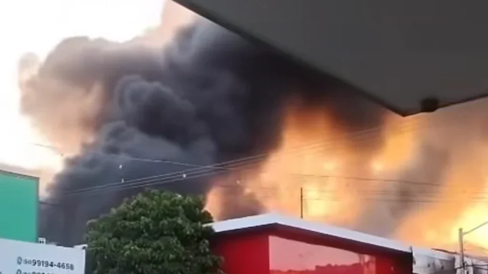 VEJA O VÍDEO| Incêndio atinge farmácia e loja de tecidos
