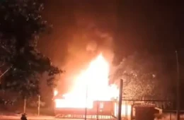 VEJA O VÍDEO | Incêndio destrói escola e deixa 22 crianças sem aulas