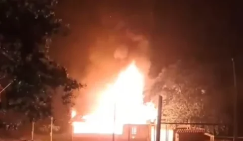 VEJA O VÍDEO | Incêndio destrói escola e deixa 22 crianças sem aulas