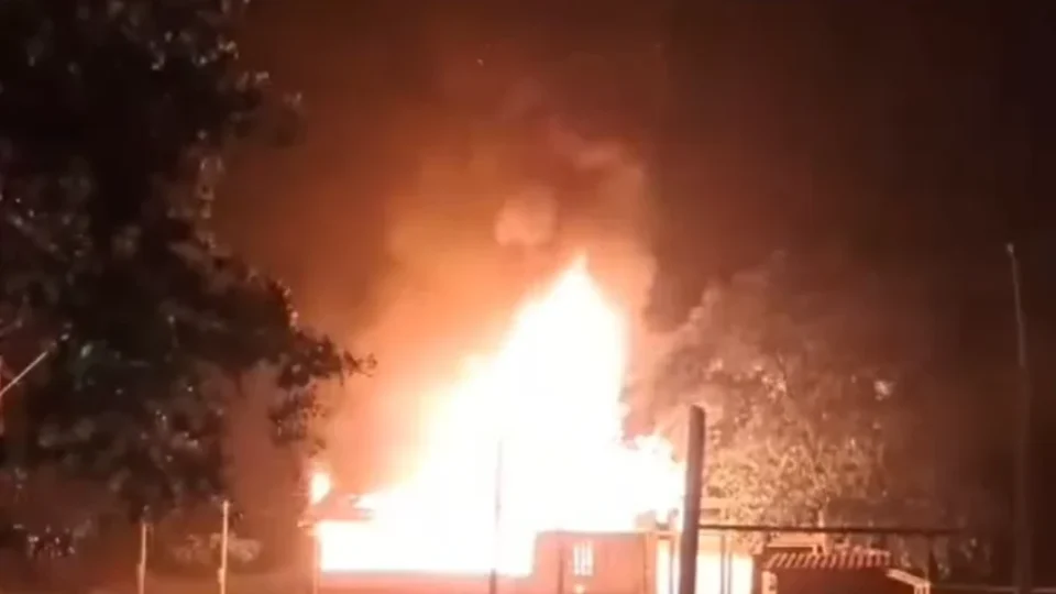 VEJA O VÍDEO | Incêndio destrói escola e deixa 22 crianças sem aulas