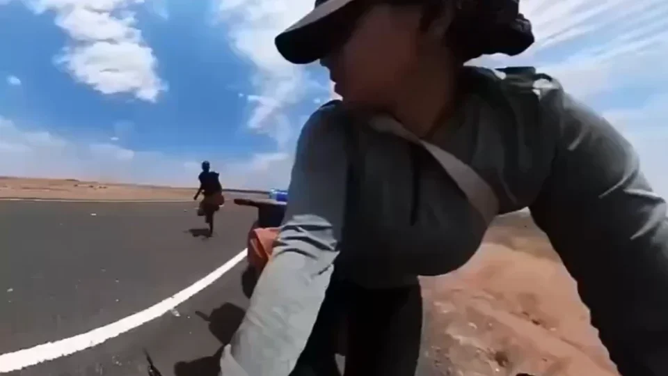 VEJA VÍDEO: Ciclista que viajava sozinha pela África registra perseguição por homem com facão no Quênia