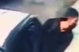 FLAGRANTE | Ladrão força porta para furtar carro durante a madrugada
