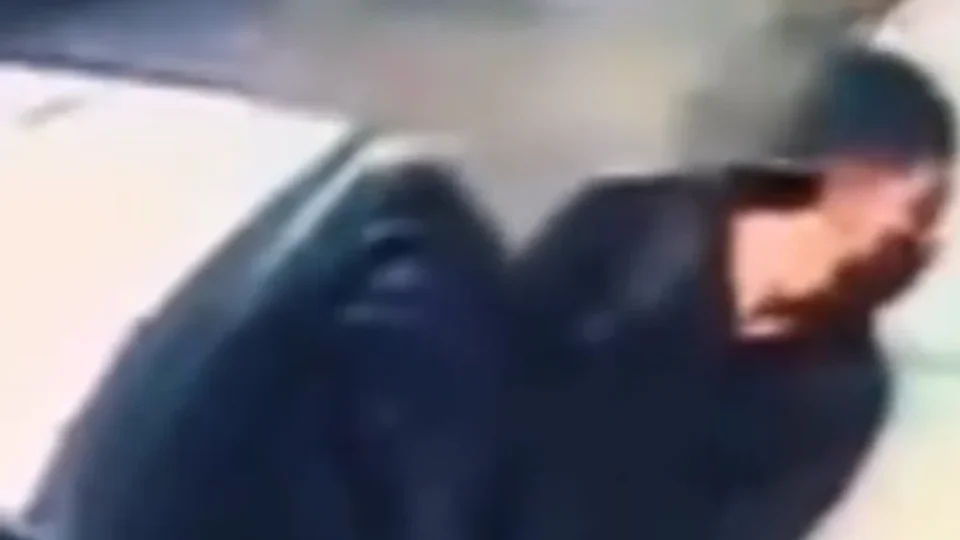 FLAGRANTE | Ladrão força porta para furtar carro durante a madrugada
