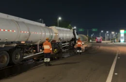 VEJA VÍDEO: Carreta-tanque com combustível bate em mureta de viaduto e deixa motorista ferido na BR-364