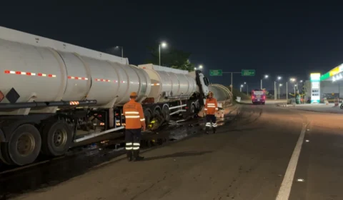 VEJA VÍDEO: Carreta-tanque com combustível bate em mureta de viaduto e deixa motorista ferido na BR-364